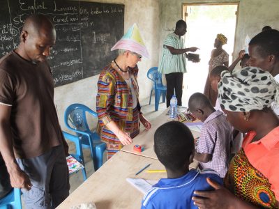Inge bastelt mit den Kindern