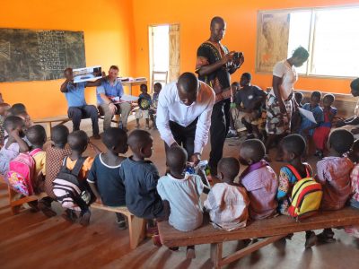 Wir zeigten den Kindern Fotos der Spendenläufe